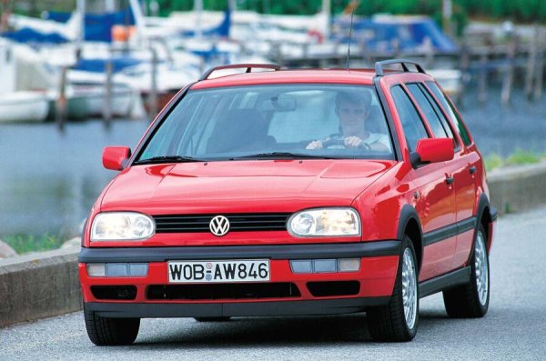 Минават цели две поколения, за да може Golf най-накрая да получи комби вариант, известен в Европа като Variant. За разлика от по-новитеверсии на семейни хечбеци, той не изглеждаше особено добре. Но какво от това!  Неговата "индустриална" форма и разтегнати основи означаваха, че има огромно пространство.

Нещо повече - има хубаво ниско ниво при товарене, без ръб на багажника. В това отношение приличаше повече на истински ван.